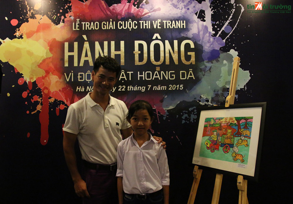 Nghệ[-]sĩ[-]Xuân[-]Bắc[-]chụp[-]hình[-]với[-]thí[-]sinh[-]đoạt[-]giải[-]nhất